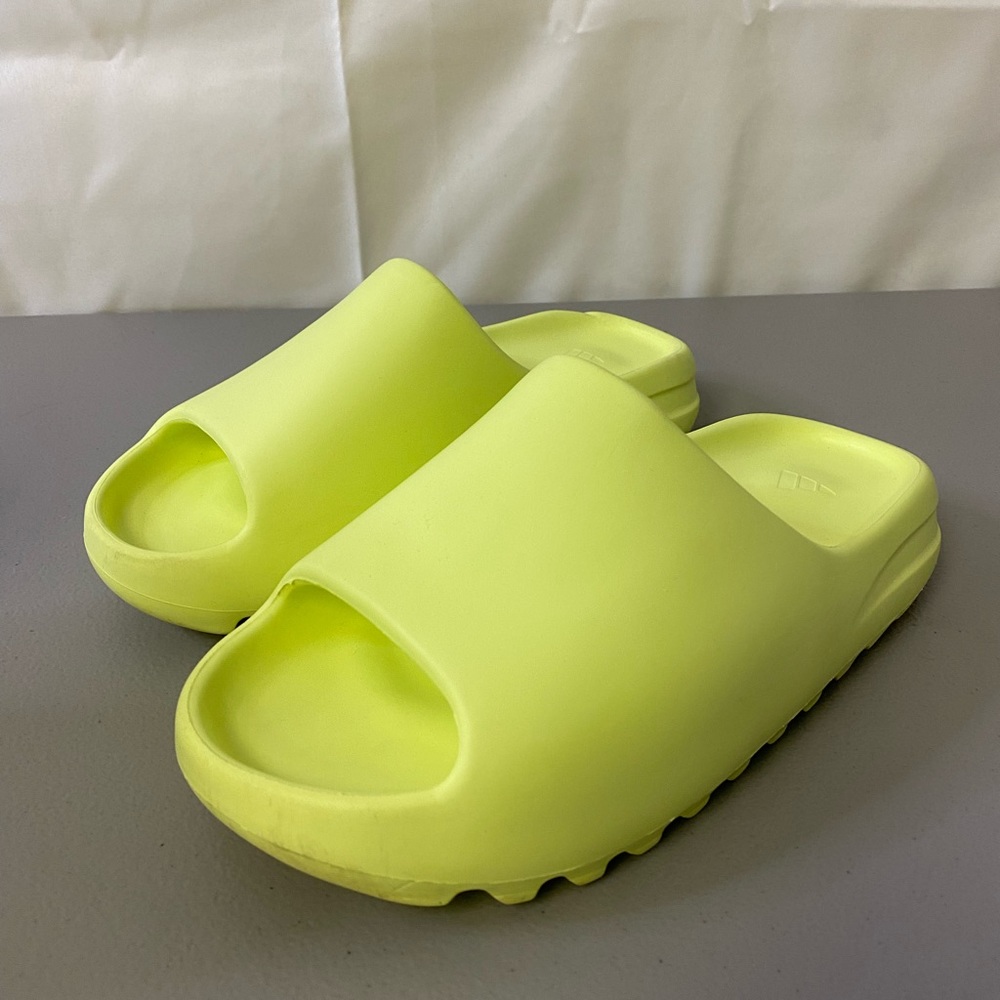 adidas Yeezy Slides - Men’s Size 7